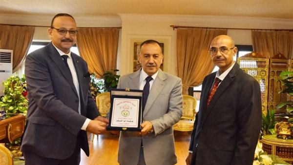 محافظ أسيوط مع أمين