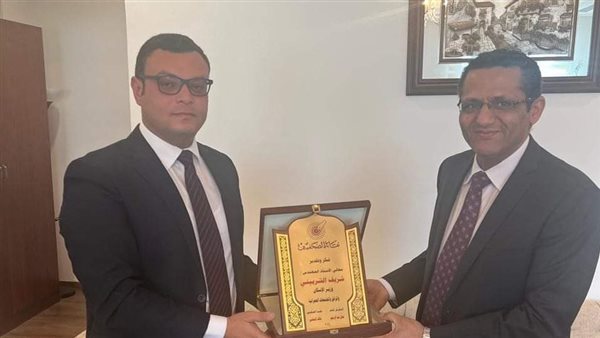 وزير الإسكان ونقيب