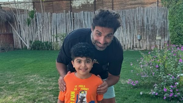 أحمد فهمي وطفل مصاب