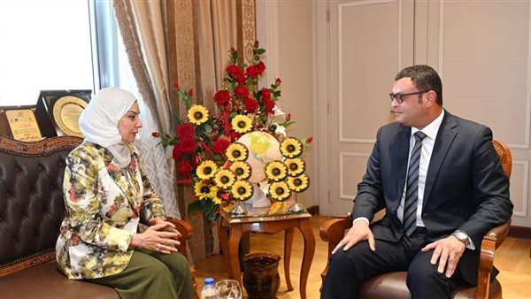 وزير الإسكان وسفيرة