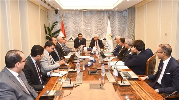 وزيرا الإسكان والتعليم