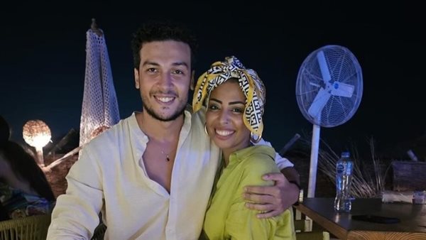 أحمد عبد الوهاب وزوجته