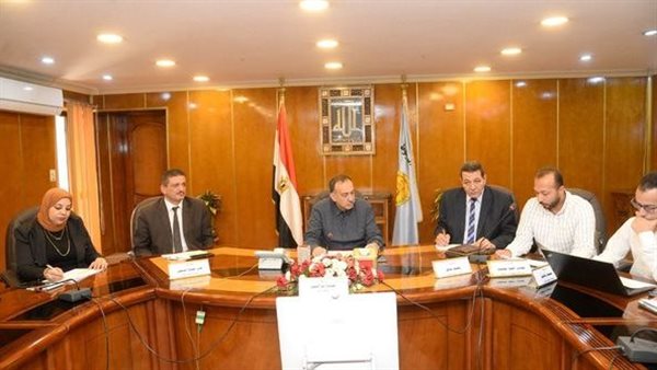 محافظ أسيوط مع وفد