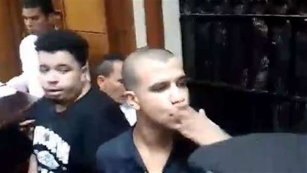 عصام يرسل قبله لزوجته