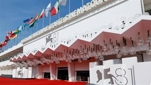 300 فنان يعارضون