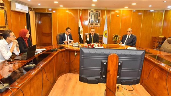 محافظ أسيوط مع الطلاب