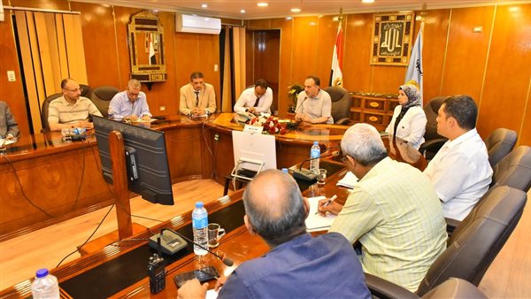 محافظ أسيوط مع رؤساء