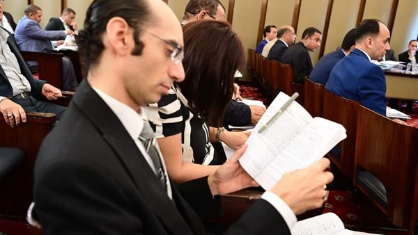 النائب محمد عبد العزيز