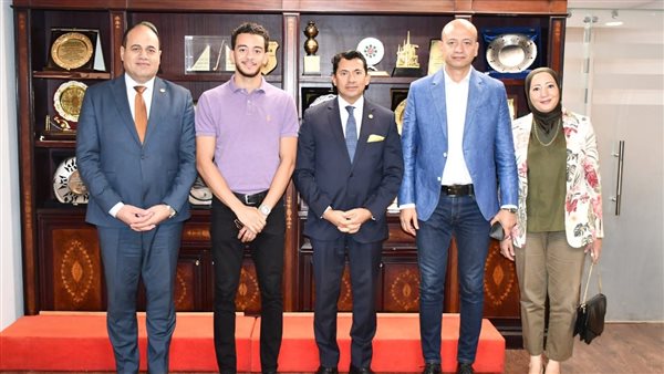 وزير الشباب والرياضة