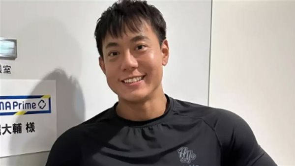 رجل ياباني ينام نصف