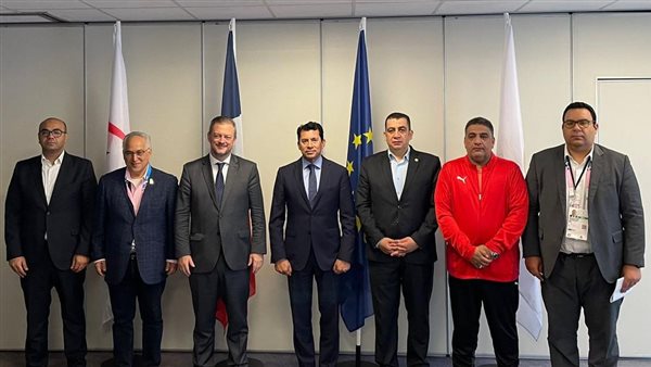 أشرف صبحي مع مسئولي