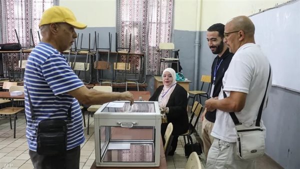 مواطن جزائري يدلي