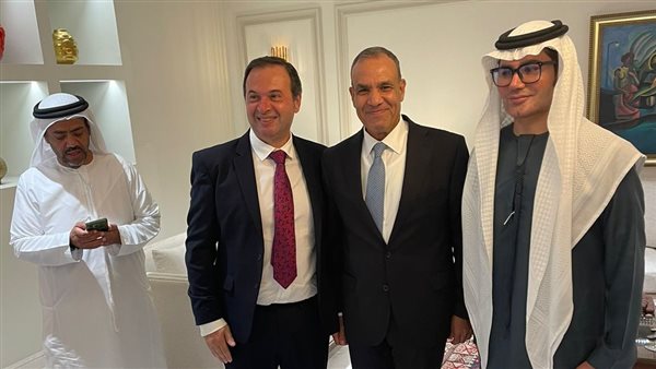 وزير الخارجية مع