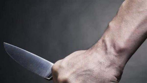 شاب يطعن آخر 