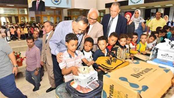 محافظ أسيوط حقائب