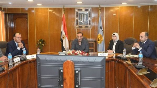 محافظ أسيوط يلتقي