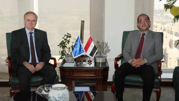 وزير المالية وسفير