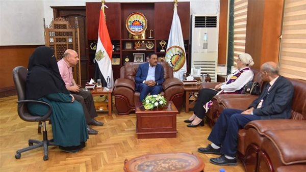 محافظ مطروح يلتقي