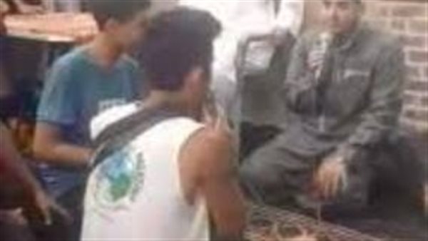 سائح يشهر إسلامه