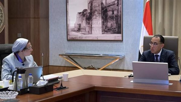 رئيس الوزراء مع وزيرة
