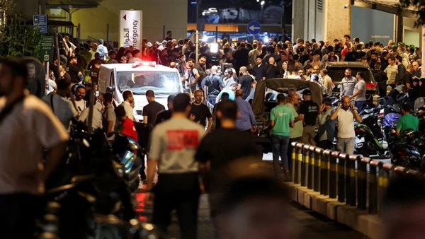 تجمع الناس خارج المركز