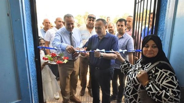 محافظ أسيوط بمدرسة