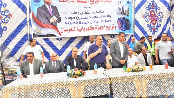 محافظ أسيوط يسلم