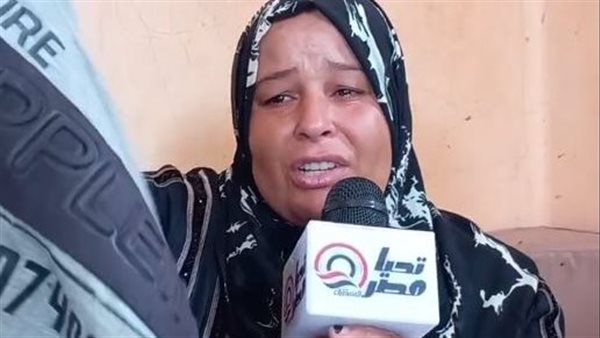 والدة ضحية والده