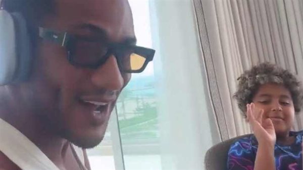 محمد رمضان رفقة نجله