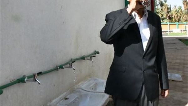 محافظ أسوان يشرب