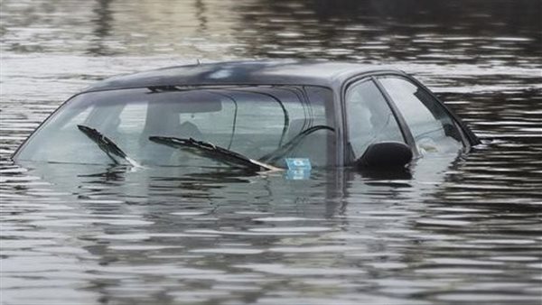 سياره في مياه