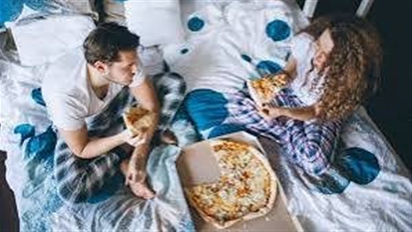 الاكل على السرير