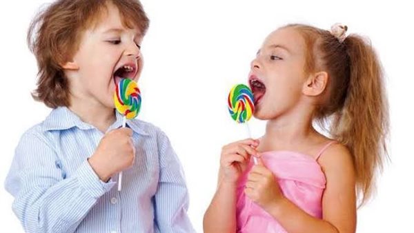 أطفال يتناولون السكريات