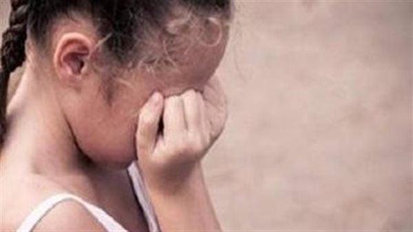 أب يعذب طفلته 