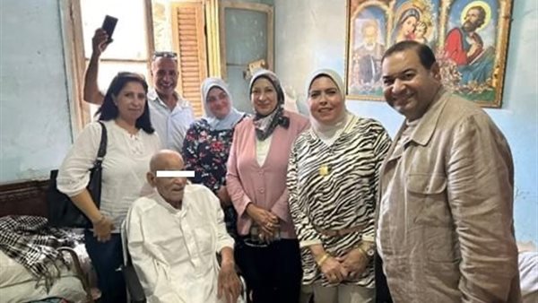 المعمر برفقة فريق