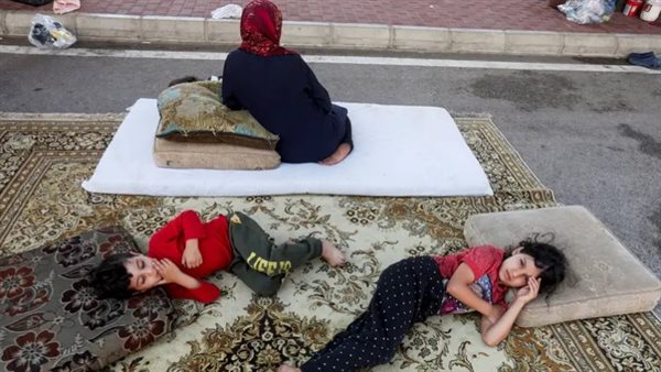 لبنانيون يفترشون