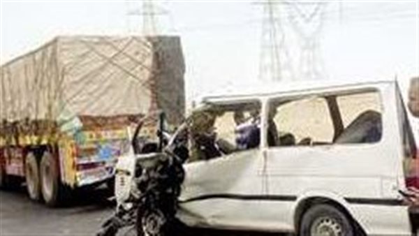 ميكروباص وتريلا