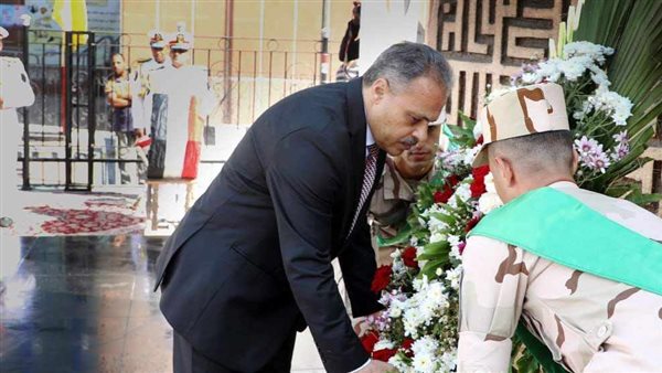 محافظ الشرقية يضع