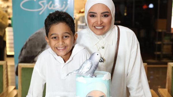 هلا رشدي تحتفا بنجاح