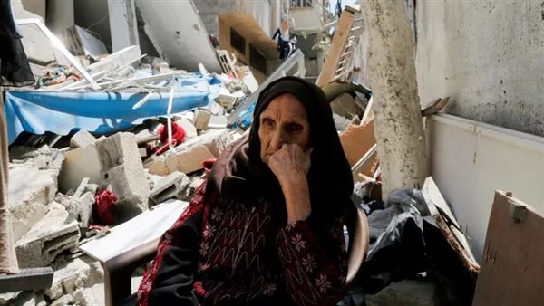 امرأة غزية أمام منزلها