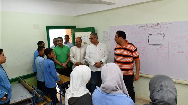 محافظ الفيوم بمدرسة