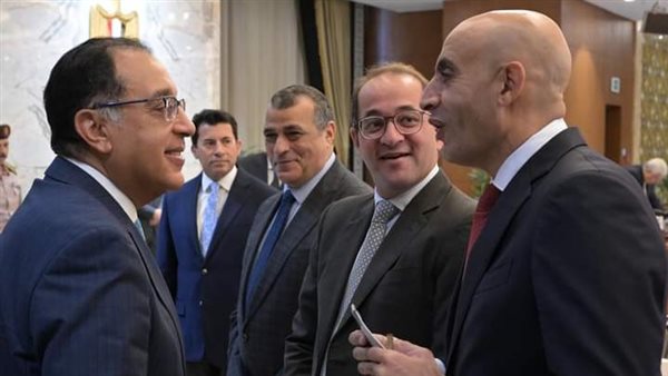 رئيس الوزراء مع وزير