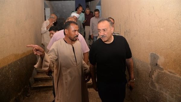 محافظ أسيوط بمساكن