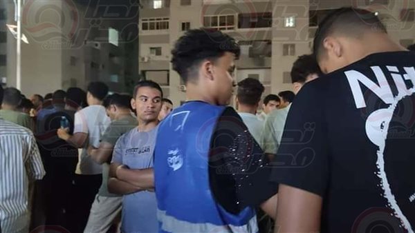 الأهالي أمام المستشفى