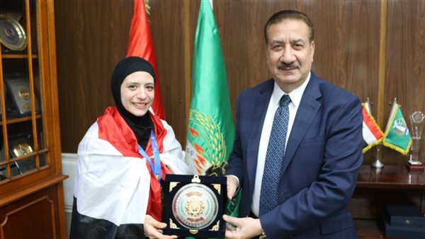 محافظ المنوفية يهدي