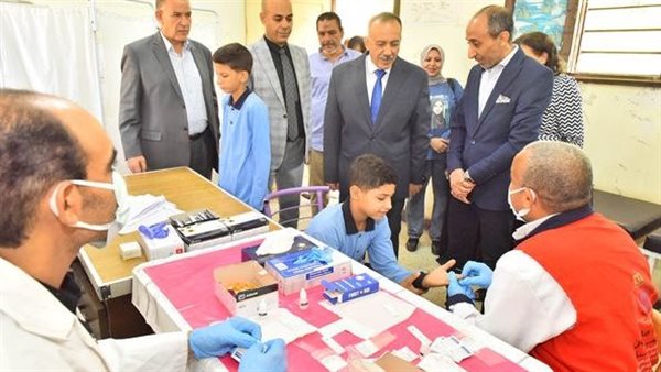محافظ أسيوط في مدرسة