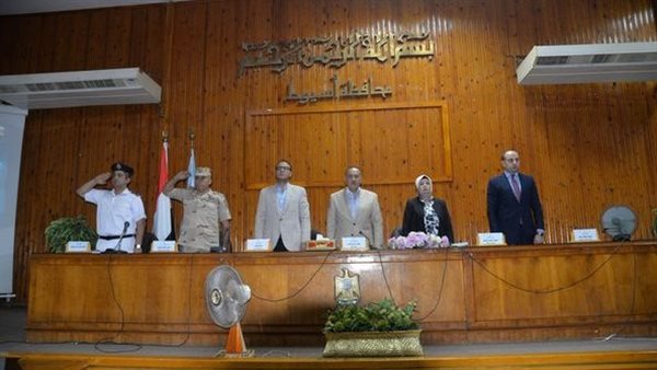 محافظ أسيوط بساحل