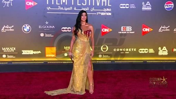 كارولين عزمي 