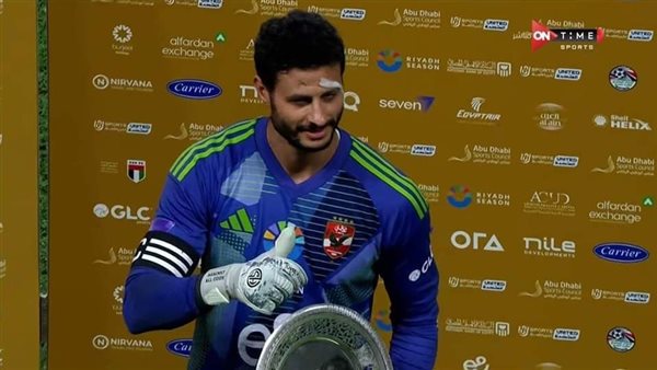 محمد الشناوي مع جائزة