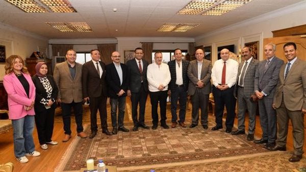 محافظ أسيوط ووفد